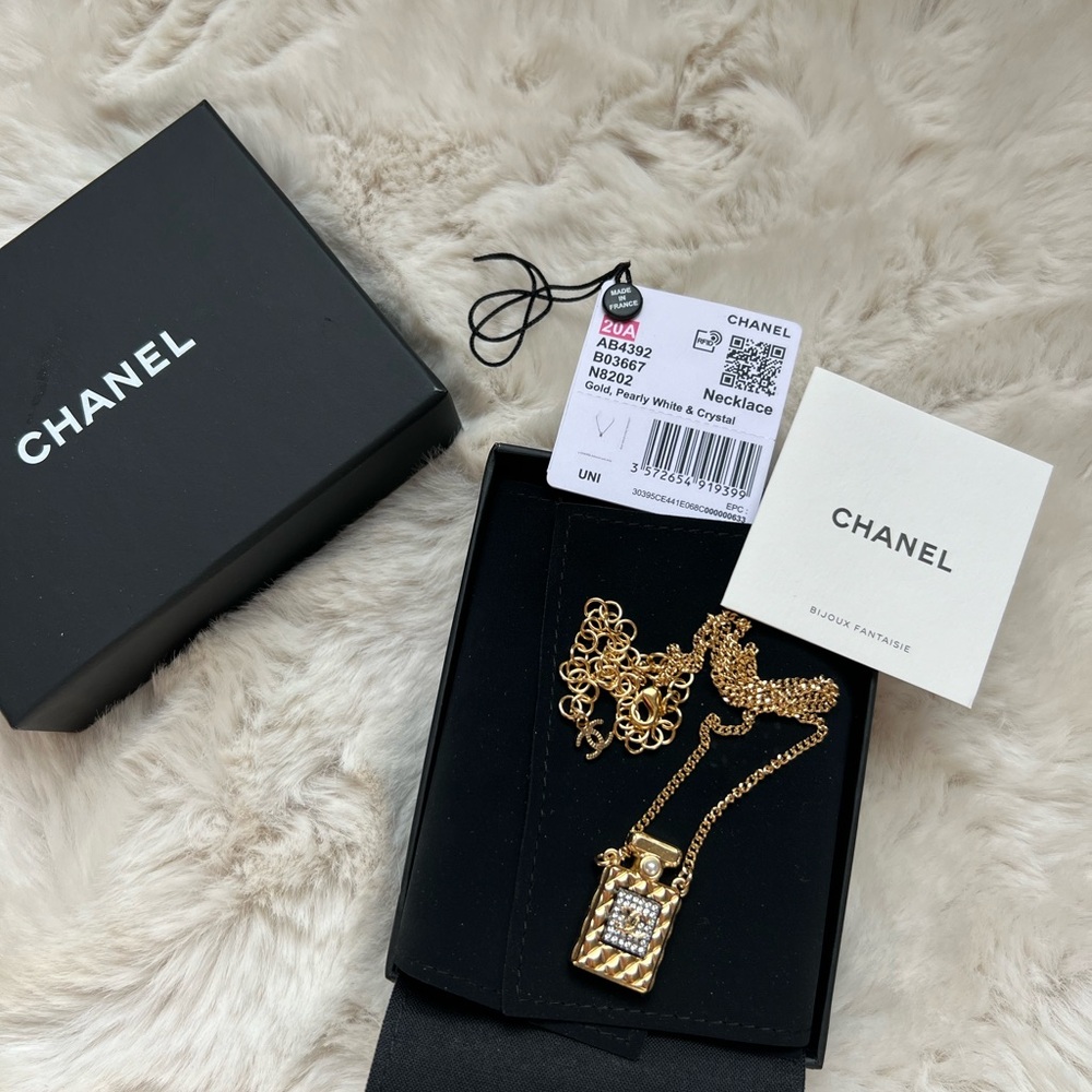 New authentic Chanel CC perfume bottle crystals faux pearl necklace Gold color - Picture 4 of 12